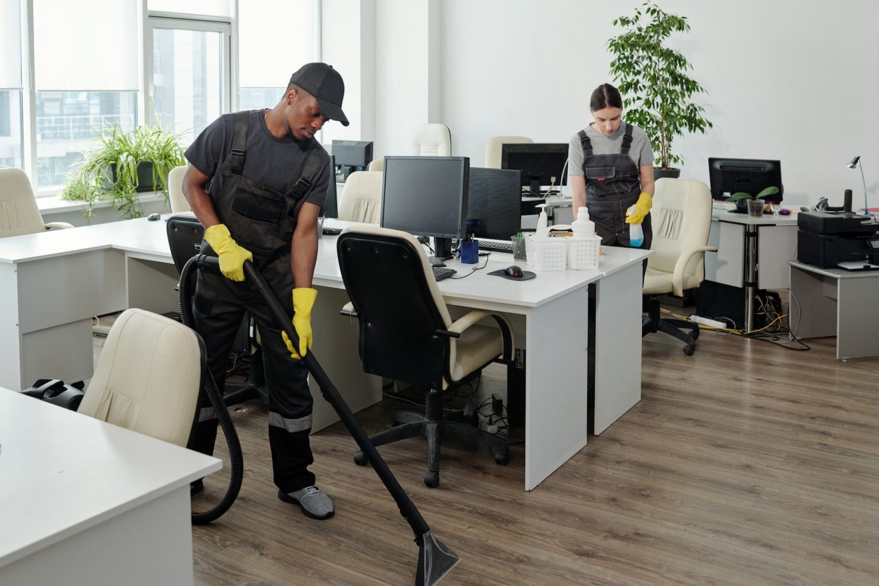 Mauss Gebäudereinigung bei der professionellen Fensterreinigung in Hamburg